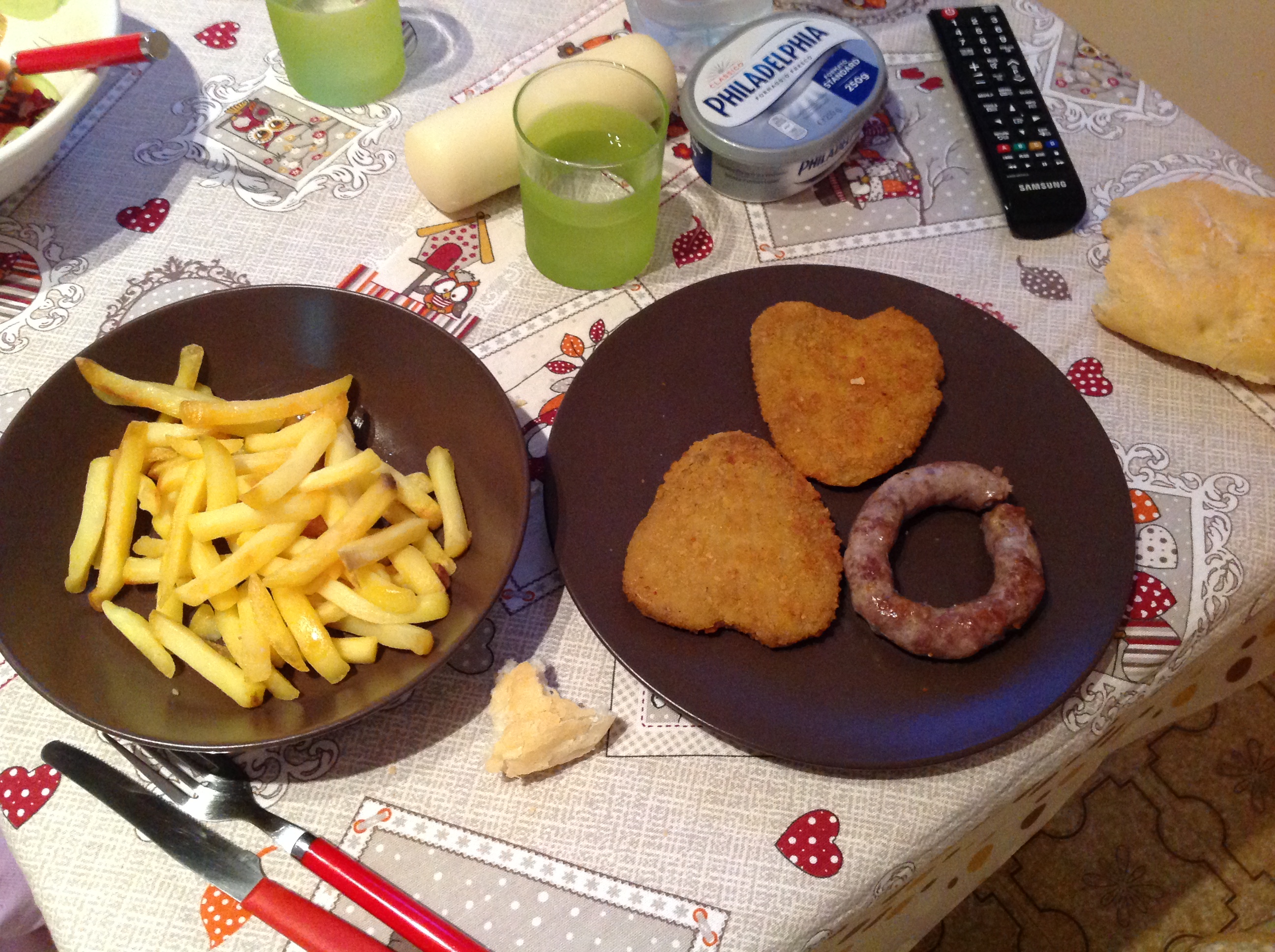 patatine fritte, cotolette e salsicce