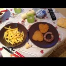 patatine fritte, cotolette e salsicce