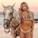 un amazzone col suo cavallo bianco in spiaggia