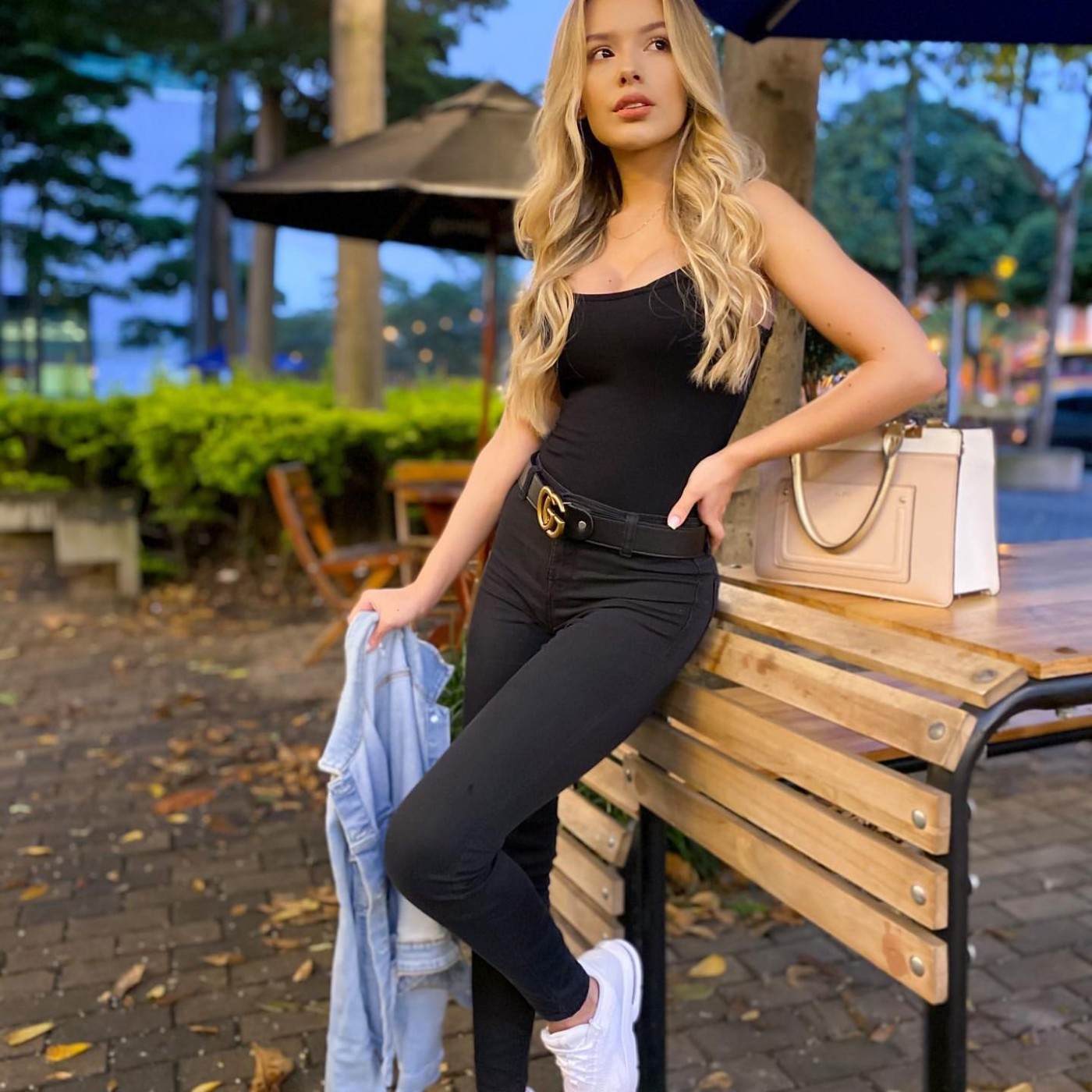 Luisa, loira de Medellin - N.° 2
