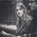lo sguardo di una donna innamorata. L’uomo dei suoi sogni le siede accanto