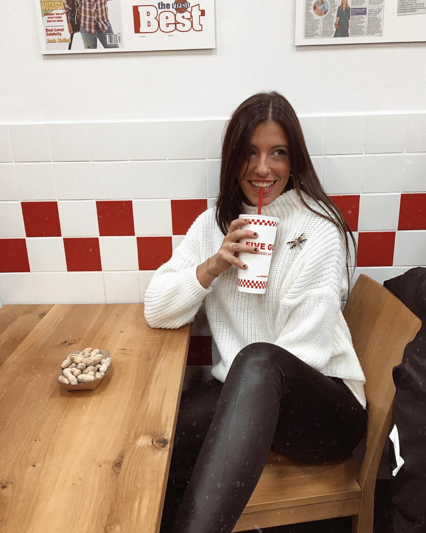 in attesa che arrivi il pranzo ci sgranocchiamo le noccioline