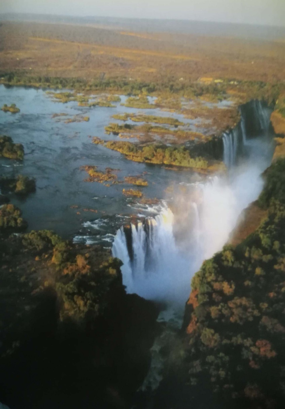 La calma del fiume Zambesi e il prorompere improvviso delle cascate Vittoria 