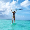 sulla tavola quasi galleggiando sul mare azzurro