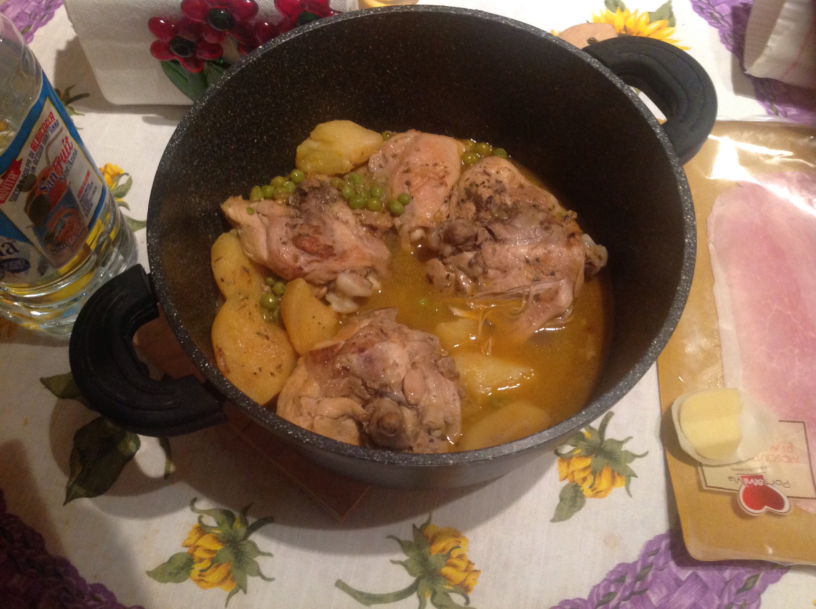 Spezzatino di pollo con patate e piselli