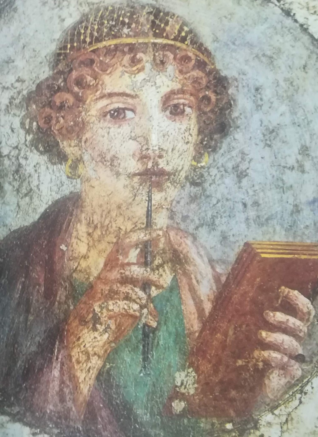 Giovinetta che regge le tavolette per scrivere e uno stilo appoggiato alle labbra