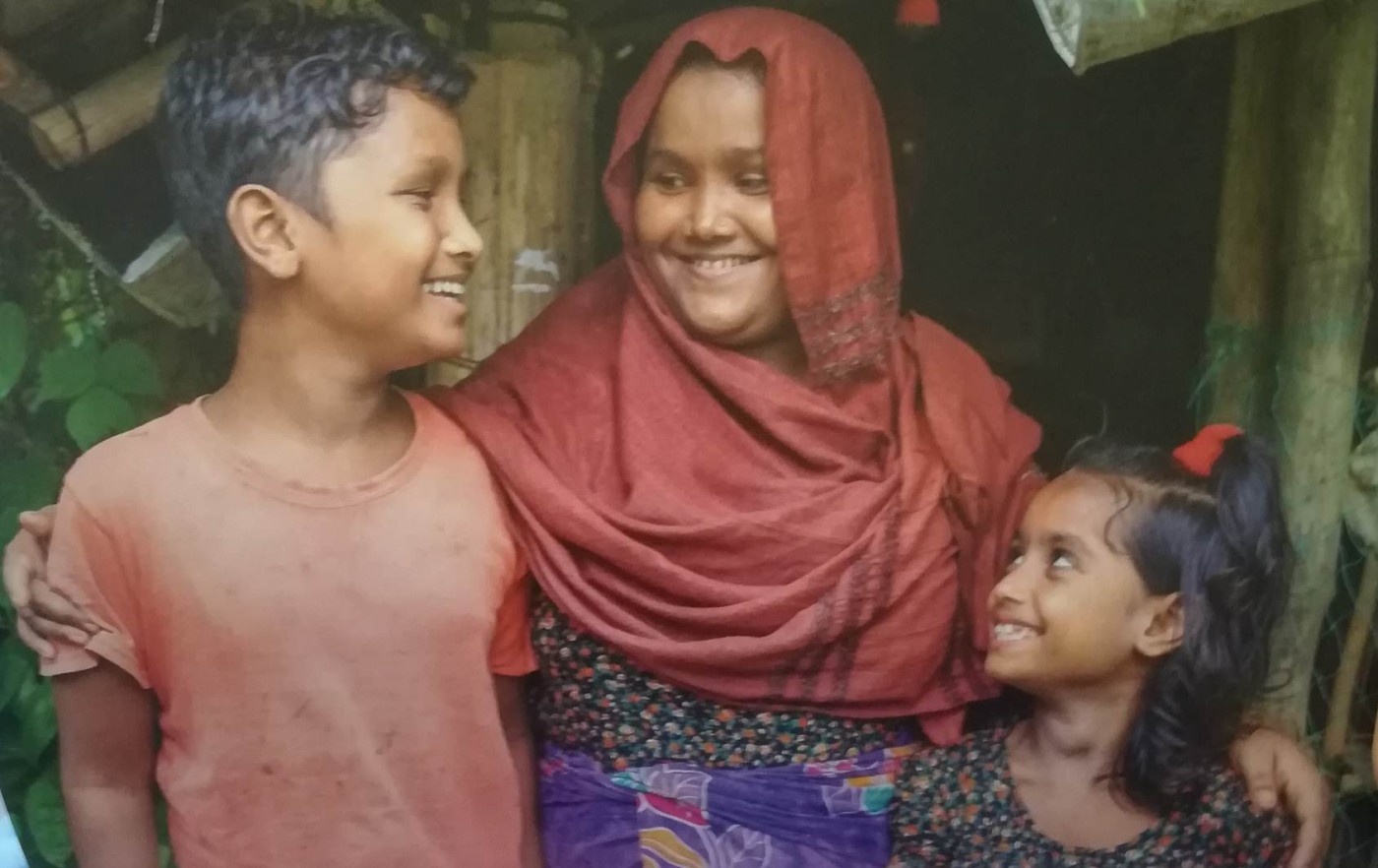 mamma abbraccia i figli Rakib e Sultana di 12 e 7 anni