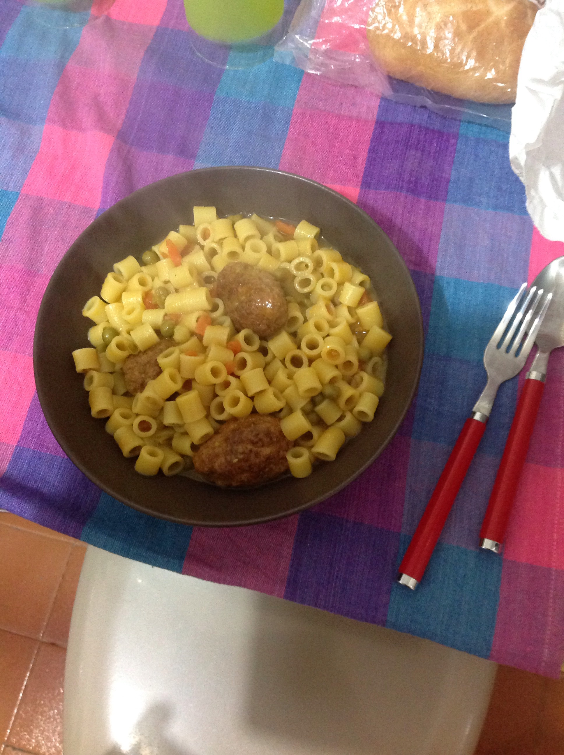 Pasta con piselli e polpette ancora fumanti