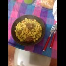 Pasta con piselli e polpette ancora fumanti