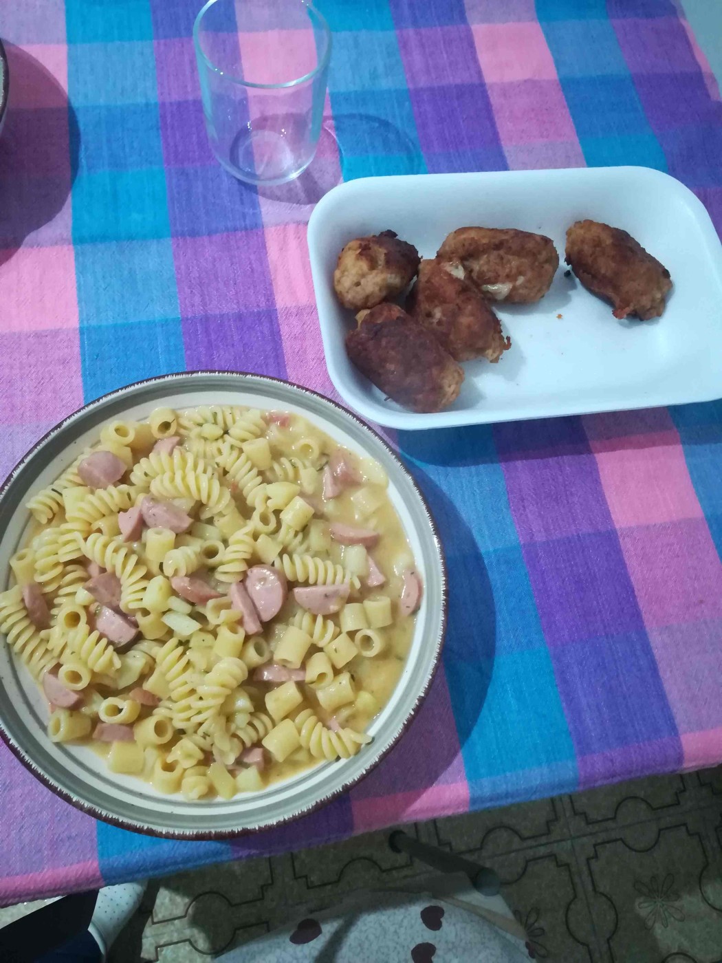 lei prepara le polpette per il giorno dopo ma io non ho pazienza