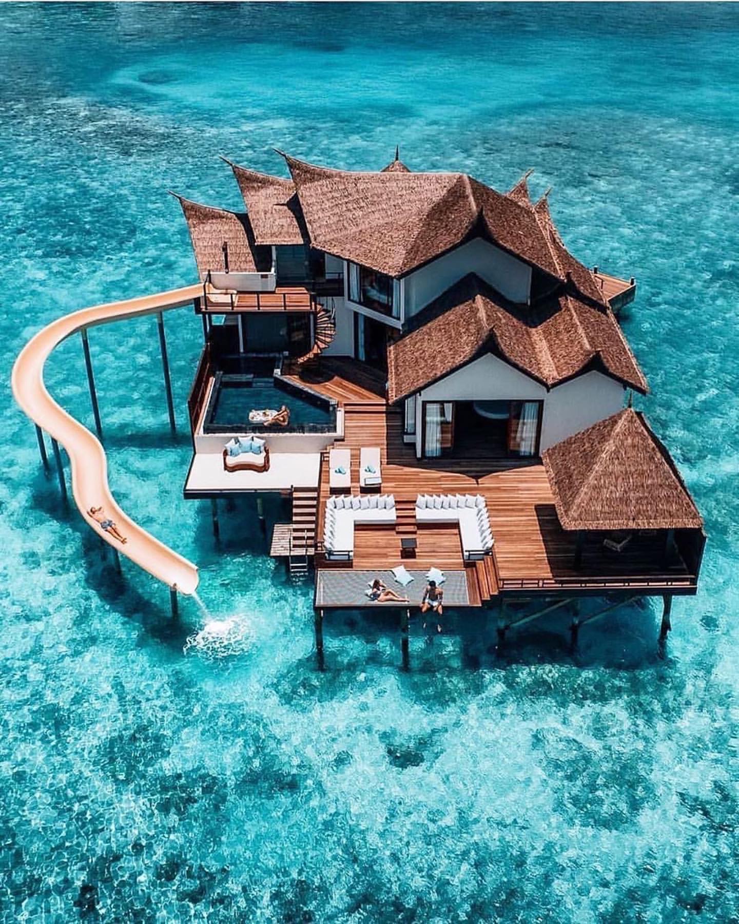 una casa in mezzo al mare con scivolo per i tuffi integrato