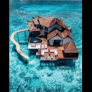 una casa in mezzo al mare con scivolo per i tuffi integrato