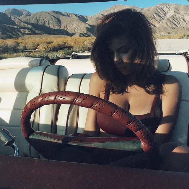 Devin Brugman on the road sulla sua decappottabile