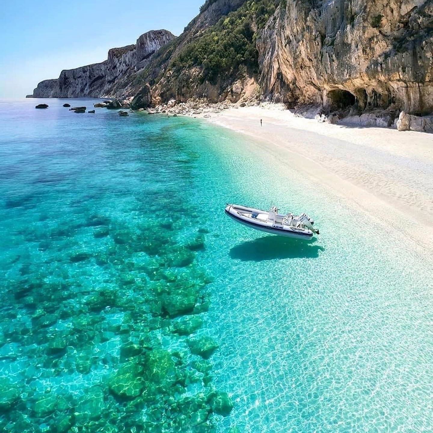 ma la barca sta fluttuando in aria? Portami subito li devo controllare