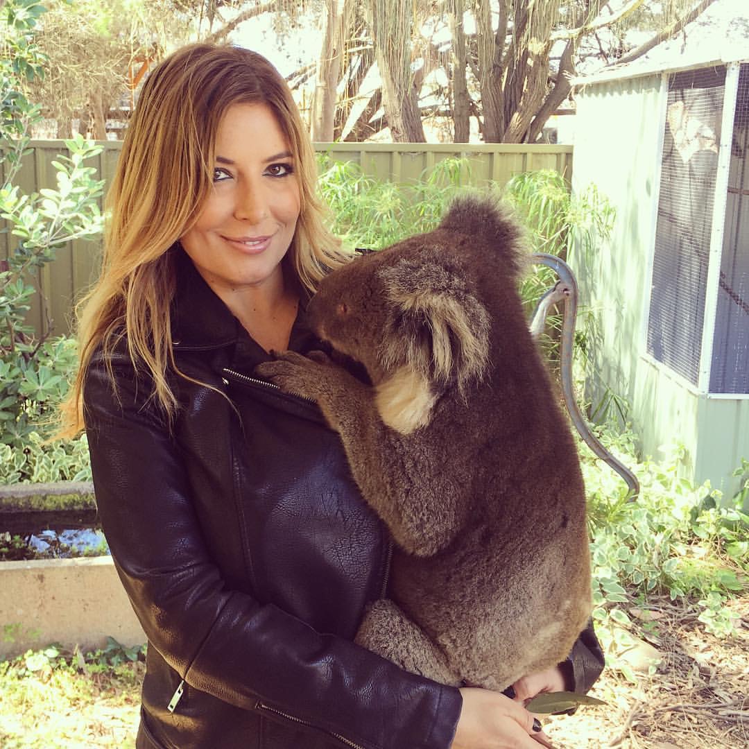 Selvaggia Lucarelli abbracciata ad un koala