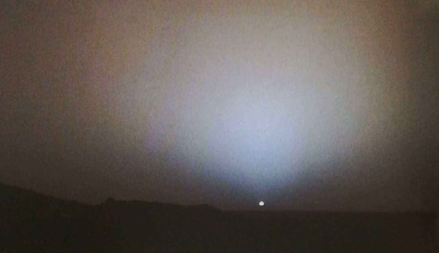 Spirit, il Rover della NASA, ha scattato questa immagine di un tramonto Marziano
