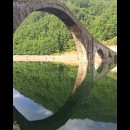 superbo riflesso nell’acqua del ponte e del paesaggio