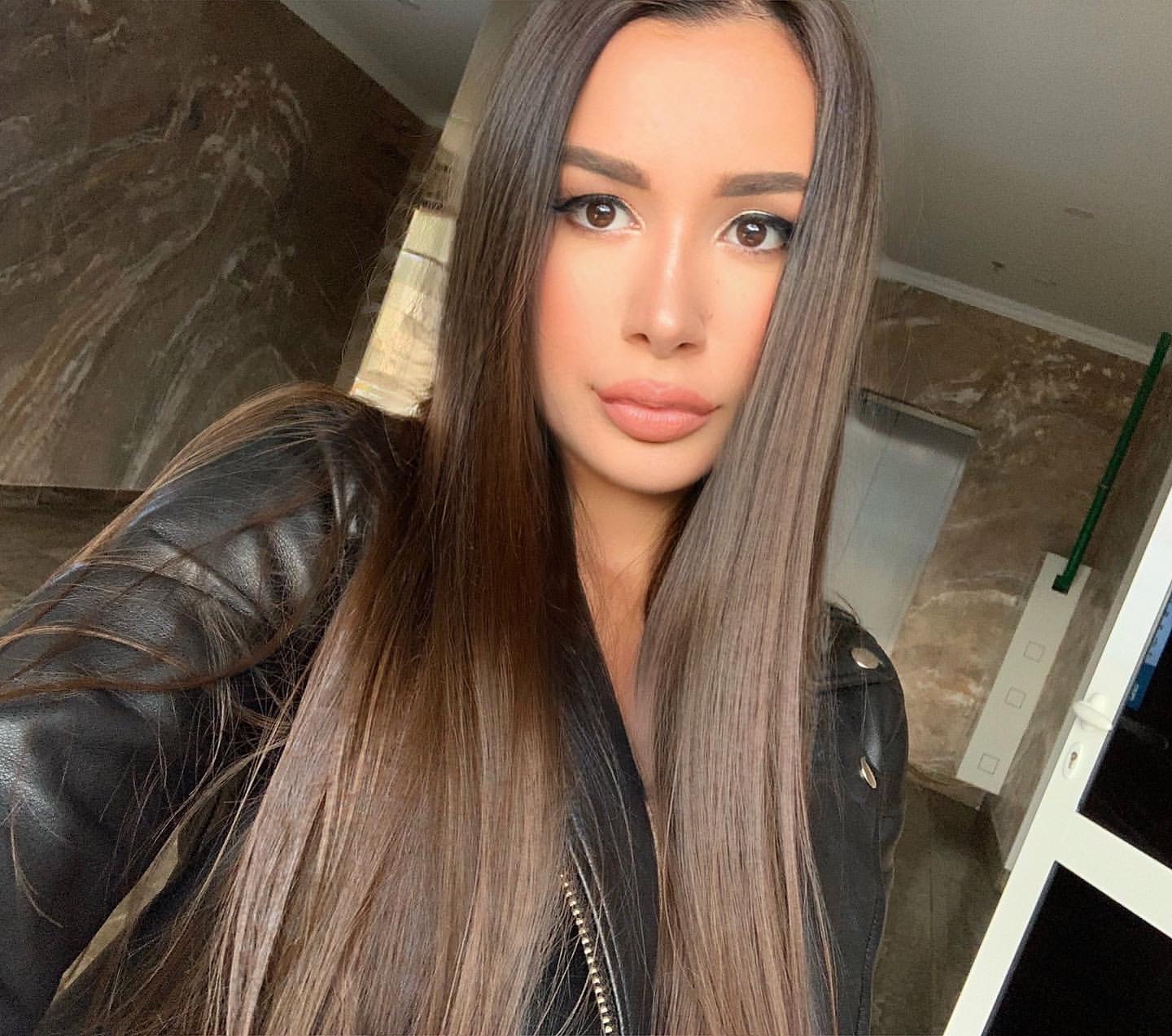Quei suoi lunghi lisci capelli castani