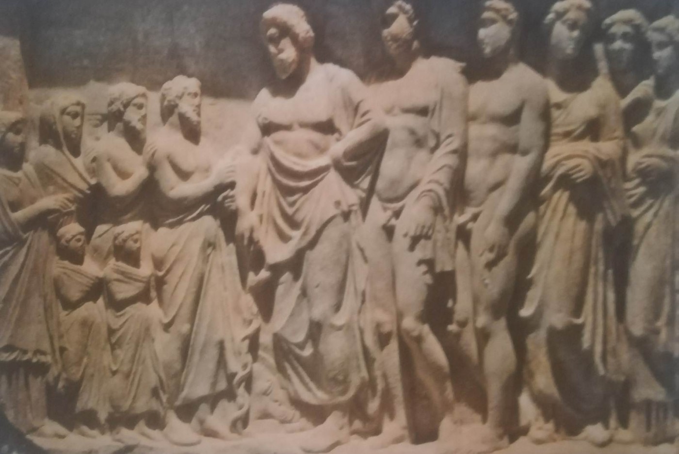 Bassorilievo votivo con Asclepio, i figli Macaone e Podalirio e le figlie Iaso, Aceso, Panacea (V-IV secolo a.C.) 