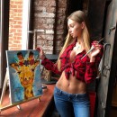 dipingendo nella tela una giraffa