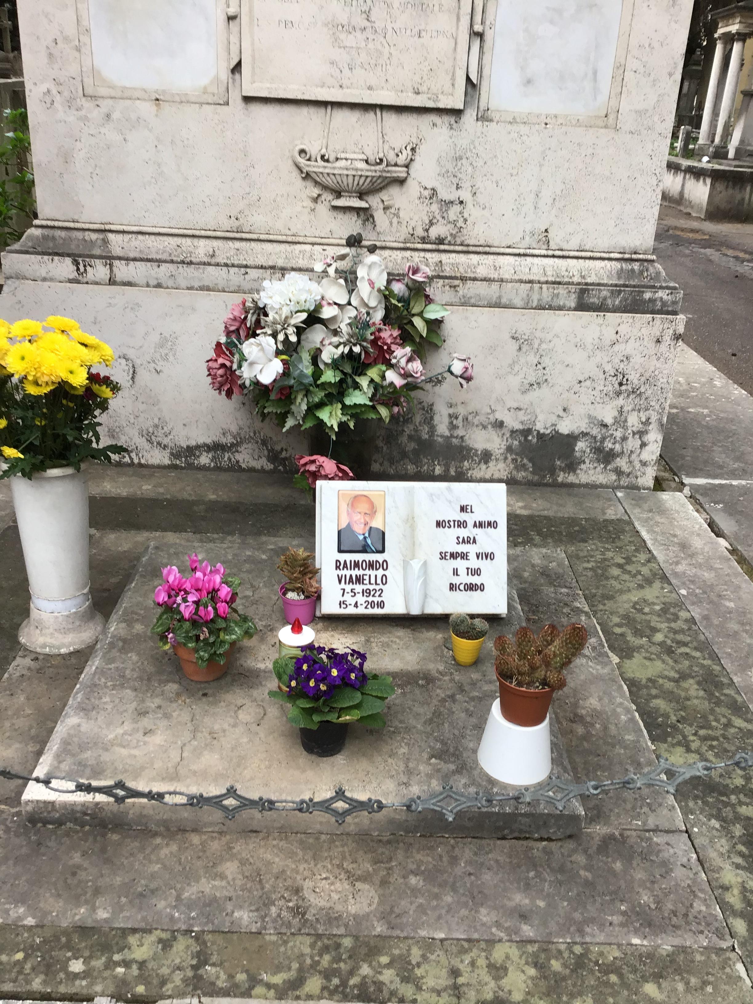 tomba di Raimondo Vianello al cimitero del Verano
