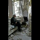 Un giradischi intatto tra le macerie