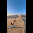 Avventura e amicizia sulle dune: il sandboarding diventa un ricordo indimenticabile
