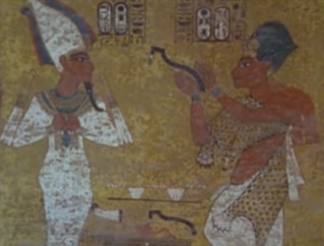 nella tomba di Tutankhamon, a destra viene rappresentato Ay il nuovo faraone con inciso il suo nome nel cartiglio