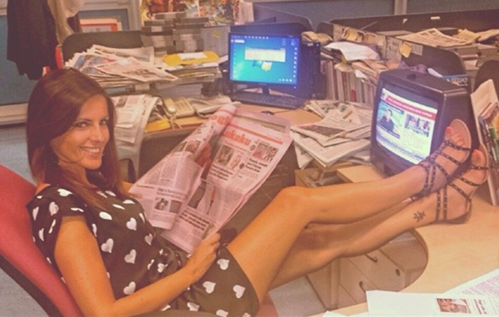 Nathalie Goitom leggendo la gazzetta dello sport