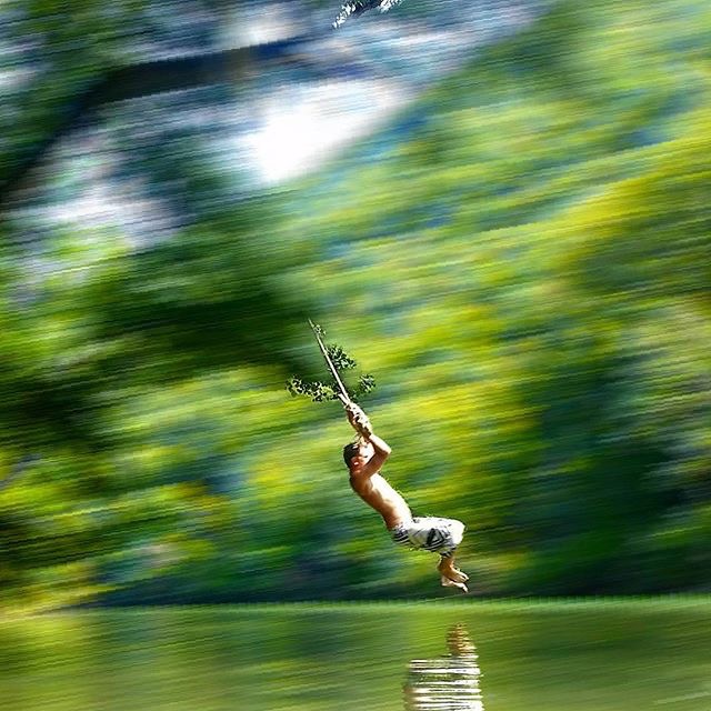 lancio in acqua da una liana come Tarzan