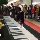 "Bella ciao" suonata con i piedi