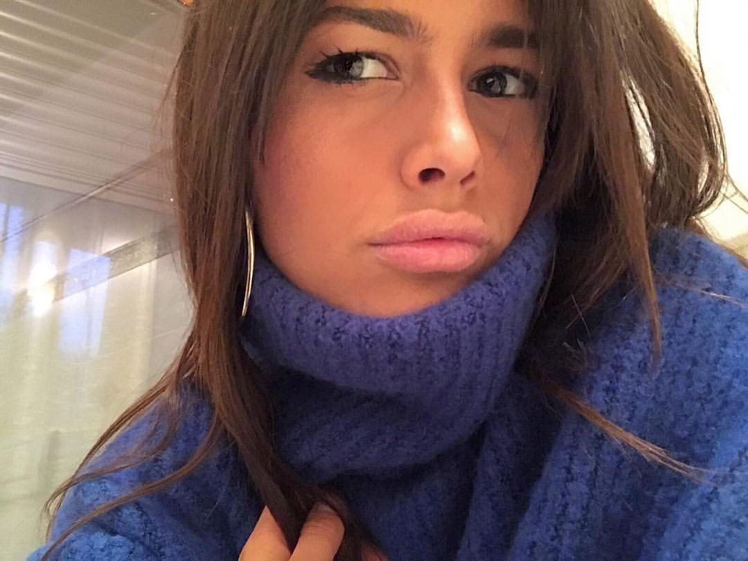 un bel maglione a collo alto tiene caldi