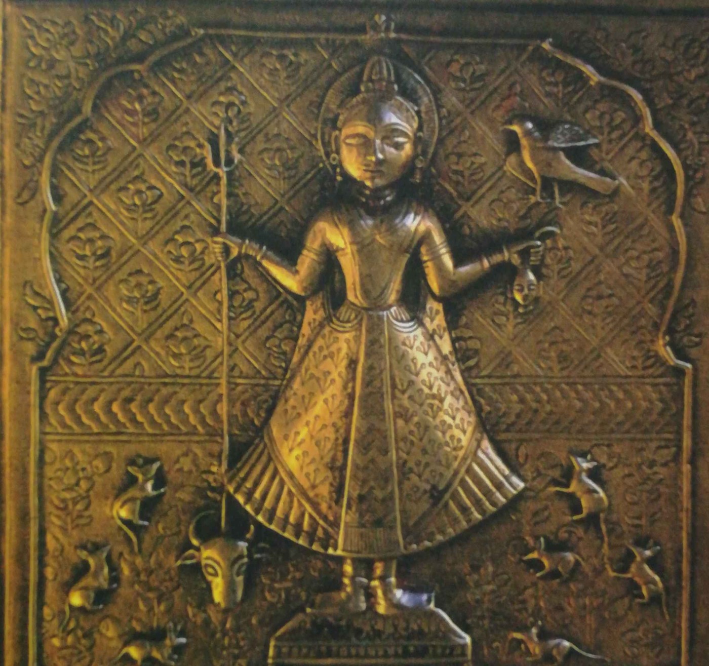 Raffigurata sulla porta di ottone di un tempio di Bikaner in Rajasthan, la dea dei ratti Karni Mata