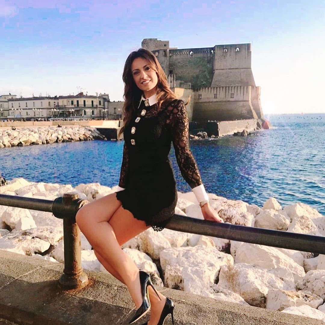 sul lungo mare di Napoli a far girare la testa agli uomini