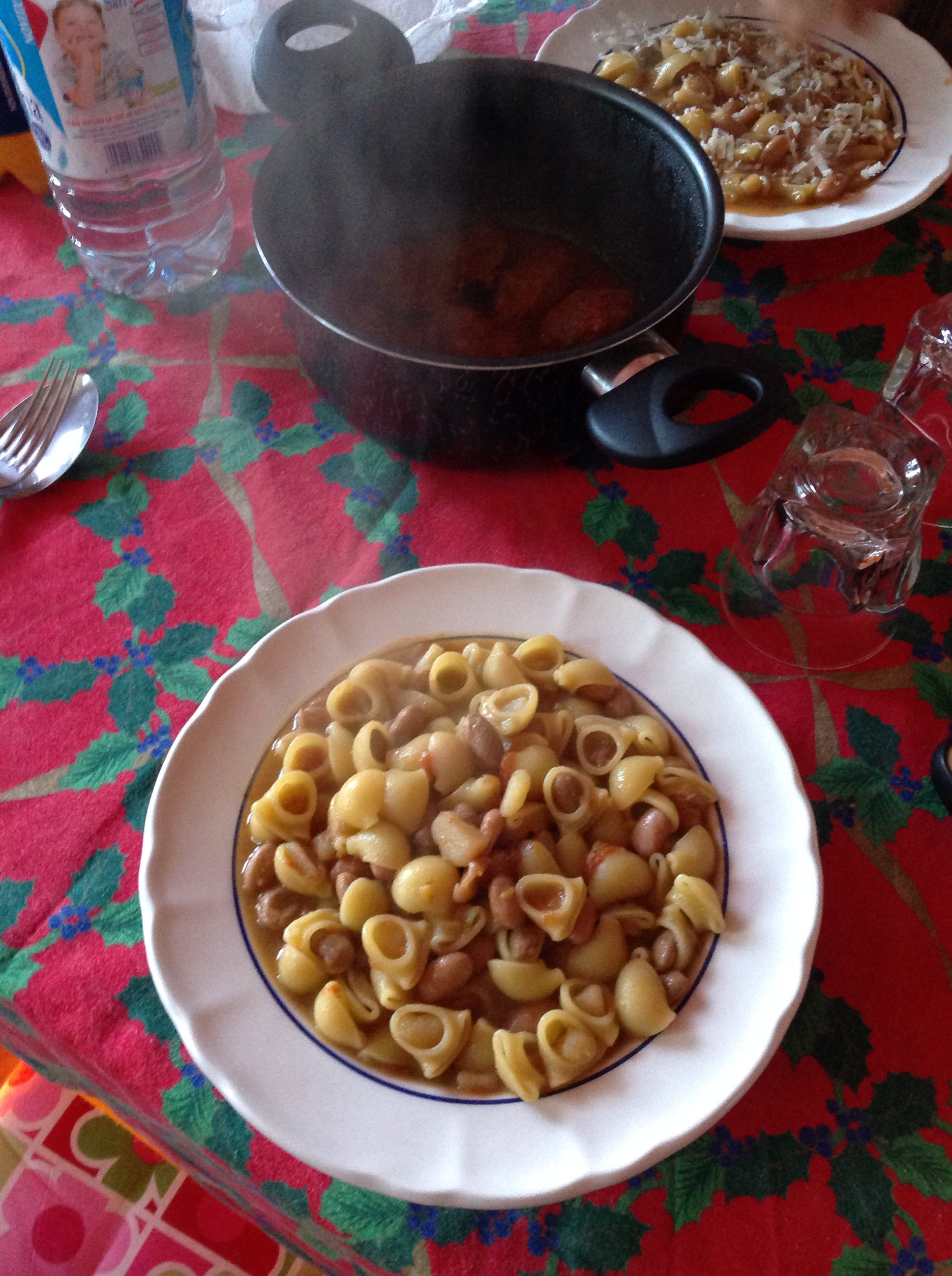 fagioli come primo e polpette al pomodoro come secondo