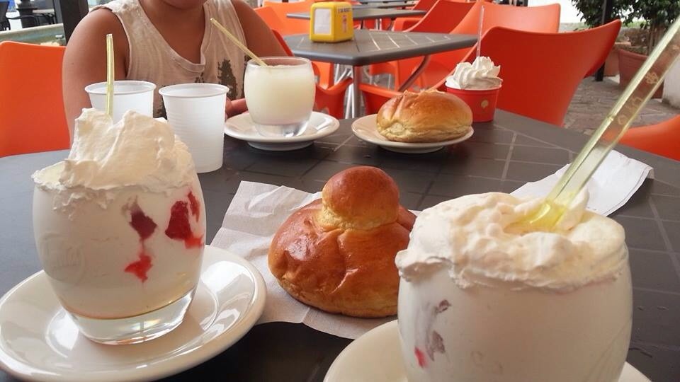 granita con fragola e panna e brioche
