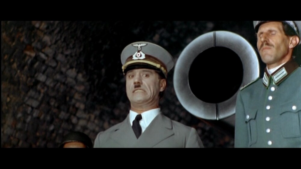 Franco Franchi mentre imita Adolf Hitler