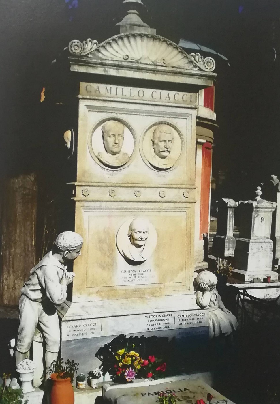 tomba Camillo Ciacchi (settore I - ingresso monumentale, riquadro 1 a sinistra sul viale)