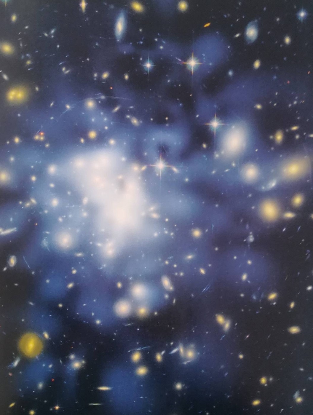 distribuzione della materia oscura (l’alone viola) al centro del gigantesco ammasso di galassie Abell 1689