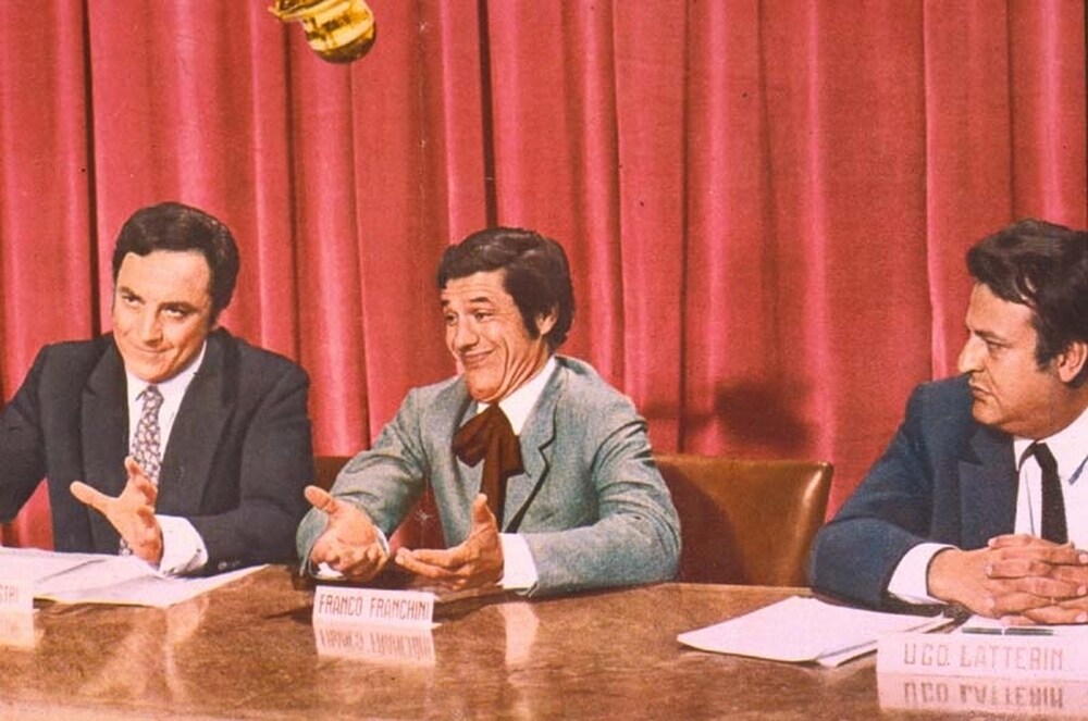 franco e Ciccio nel film i due deputati