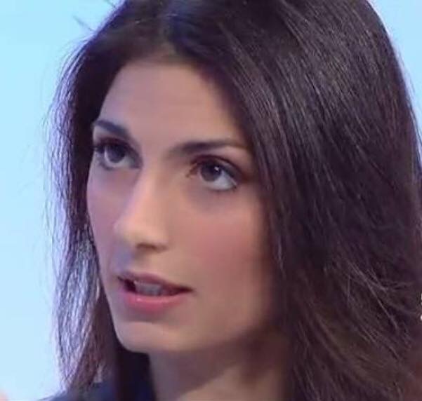 Uno sguardo che incanta, quello di Virginia Raggi