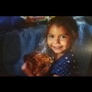 NICARAGUA Aleska, 2 anni, sorride mentre stringe il cibo che gli operatori hanno consegnato alla sua mamma
