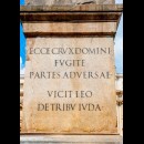 Epigrafe alla base dell’obelisco in piazza san Pietro