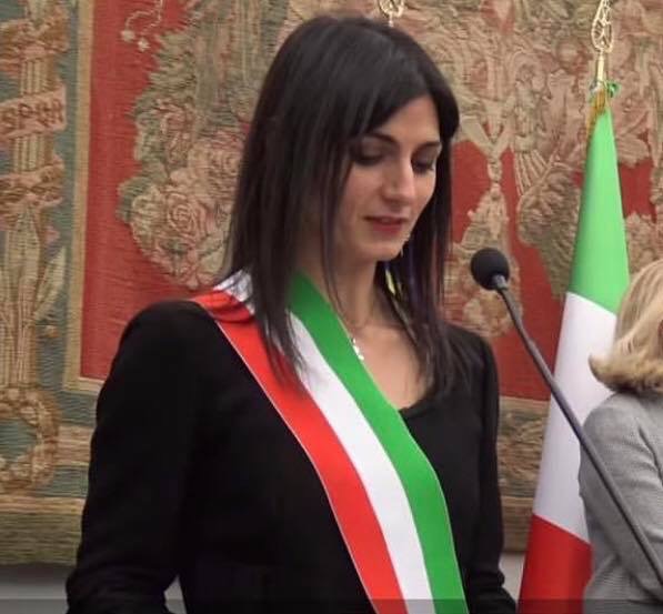 Virginia Raggi con la fascia tricolore