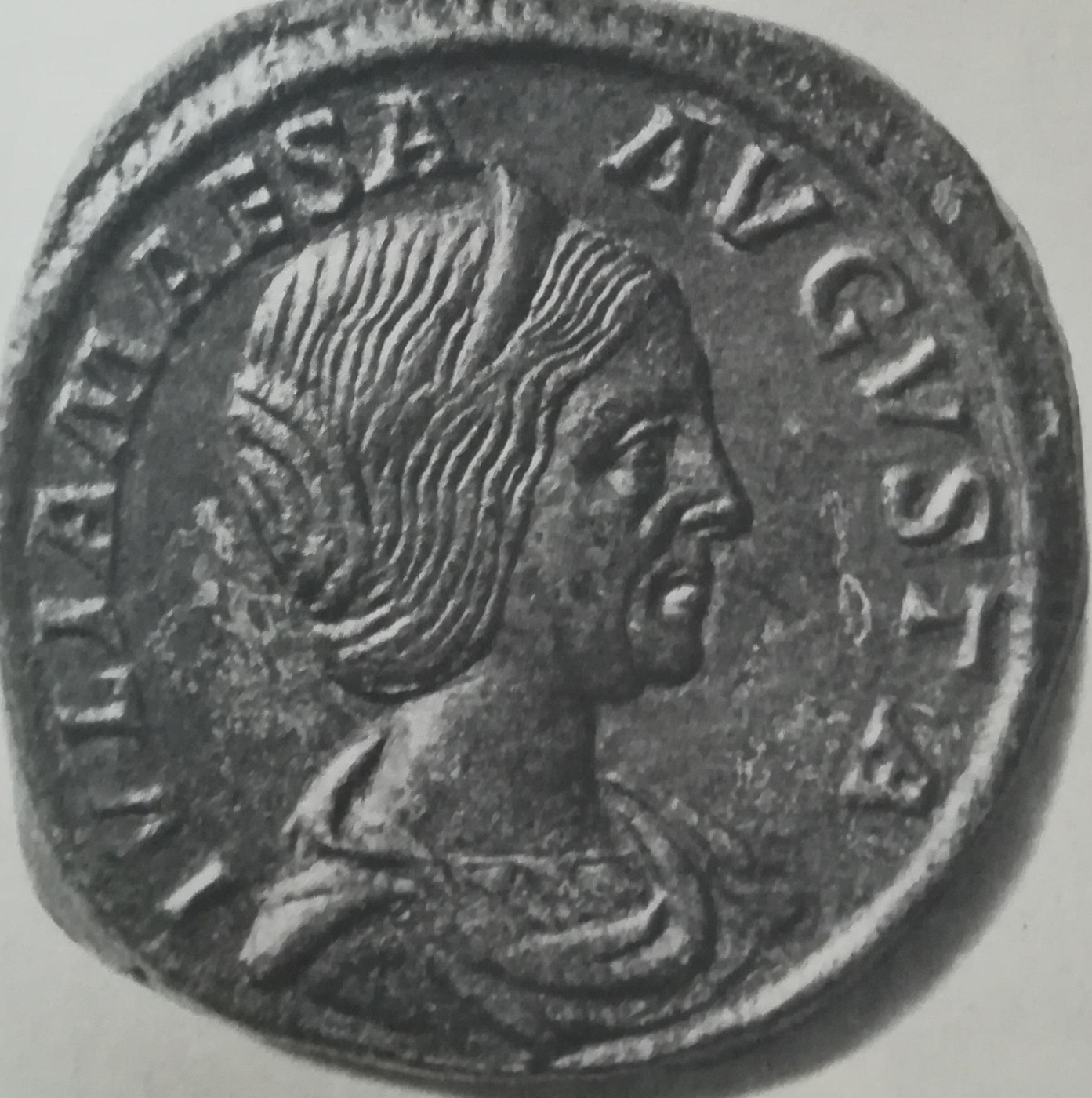 profilo di Giulia Mesa su un sesterzio del 220 d.C. circa