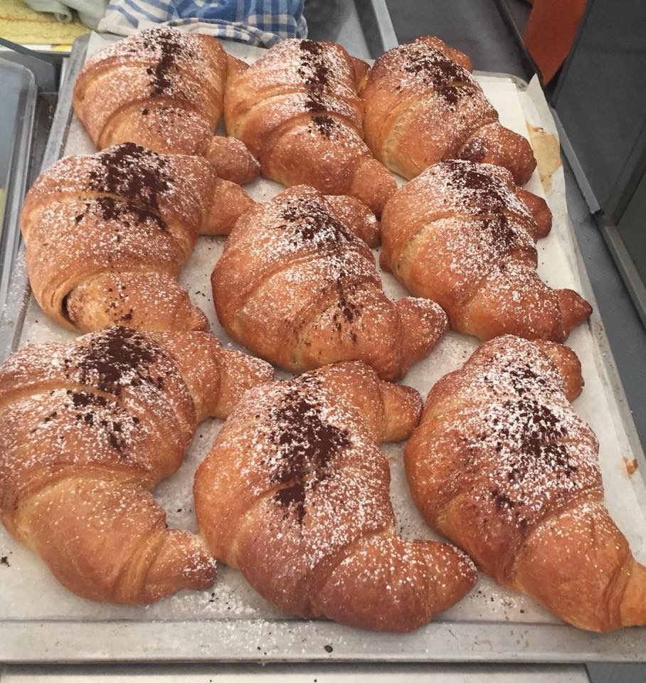 cornetti caldi alla cioccolata pronti per la vendita
