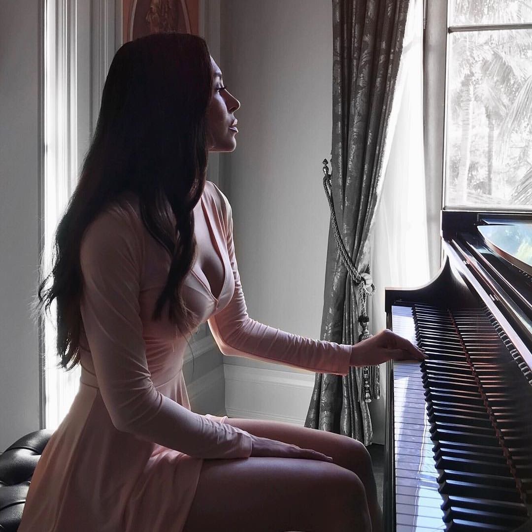 Lola Astanova pensierosa davanti il pianoforte