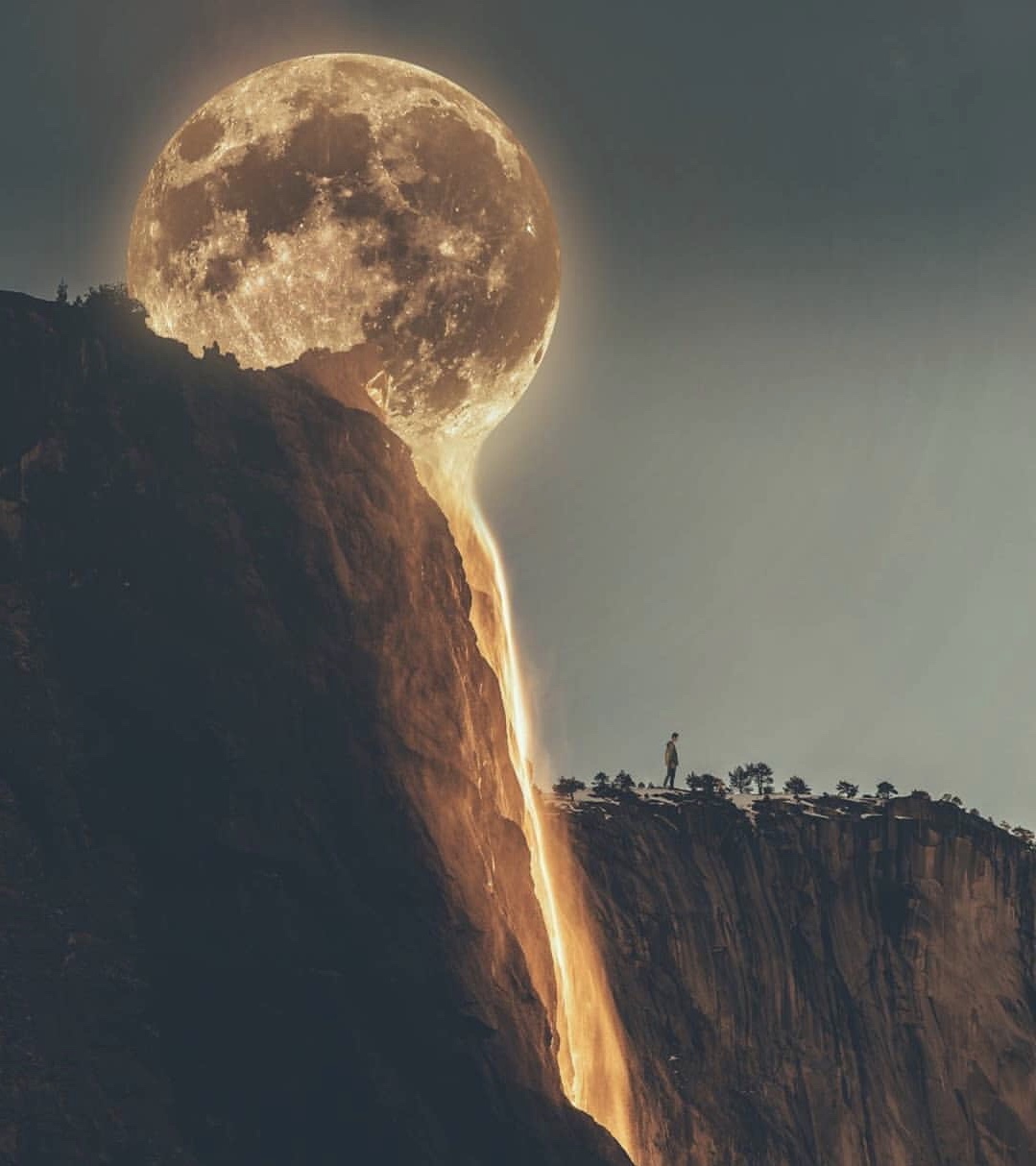 La cascata che Sembra partire dalla Luna