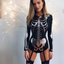 in costume di scheletro umano per Halloween