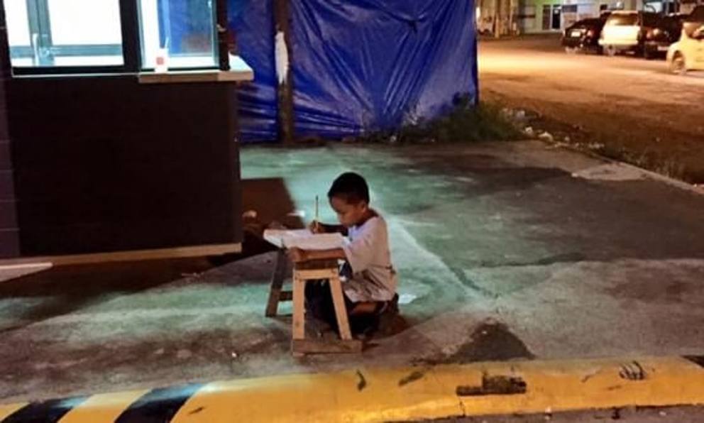usare l’illuminazione pubblica per studiare